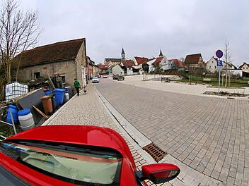 Zur Ludwigstraße in Poppenlauer meinte Bürgermeister Matthias Klement in der  Bürgerversammlung "die Platten müssen noch mal raus." Der Dorfplatz im  Hintergrund wurde im Sommer neu eingeweiht. Foto: Dieter Britz