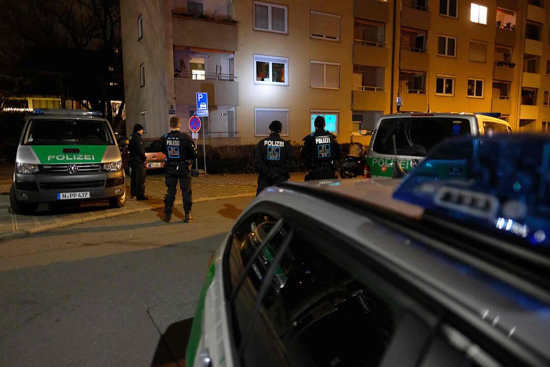 Nürnberg: Drei Frauen niedergestochen - Täter auf der Flucht