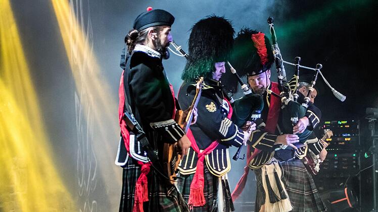 Die siebenköpfige Band Cornamusa gastierte gemeinsam mit der international besetzten "Irish Beats Dance Company" im Kongresshaus Rosengarten in Coburg.Foto: Jochen Berger