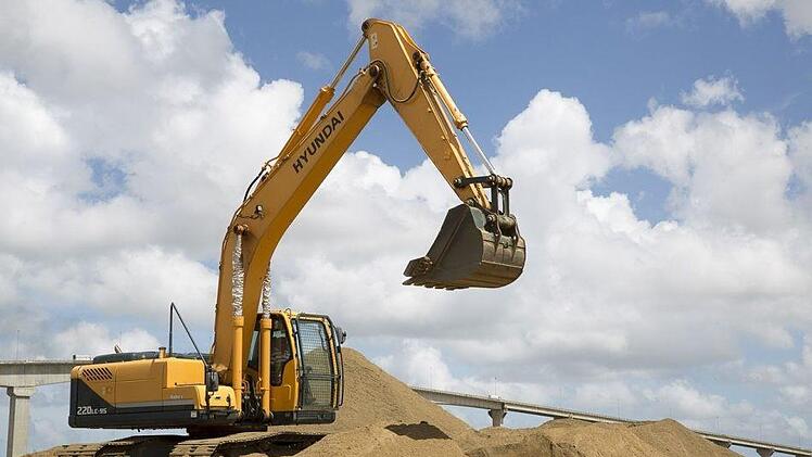 Ein 52-Jähriger wurde im Kreis Kronach von einer Baggerschaufel verletzt. Ermittlungen gegen Baumaschinenführer wegen fahrlässiger Körperverletzung. Symbolfoto: pixabay.com/facebookalertsr0
