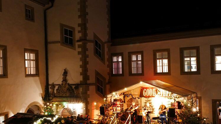 Brechend voll war der Schlosshof am Samstagabend. Foto: Heike Beudert