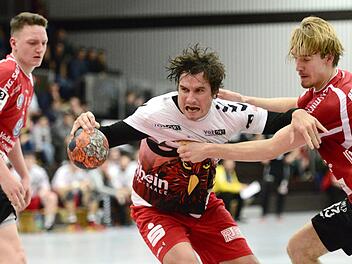 Mit Einsatz und Kampfgeist wollen Benjamin Trautvetter (links) und der HSC Bad Neustadt gegen den HC Elbflorenz II den zweiten Saisonsieg erringen.  Foto: Anand Anders