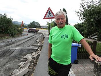 Hans Bayerlein ist stinksauer: Die Baustelle ist direkt vor seiner Haustür. Er fürchtet eine deutliche Wertminderung des Eigenheimes und fordert eine monatliche Lärm- und Gefahrengebühr-Erstattung, solange bis die geplante Trasse fertig ist. Foto: Sonny Adam