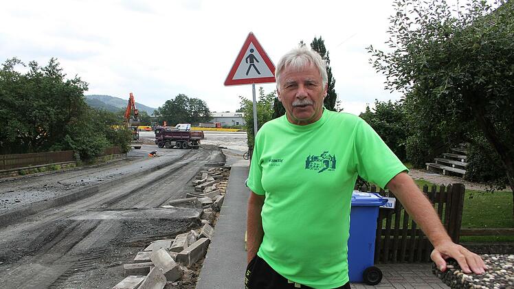 Hans Bayerlein ist stinksauer: Die Baustelle ist direkt vor seiner Haustür. Er fürchtet eine deutliche Wertminderung des Eigenheimes und fordert eine monatliche Lärm- und Gefahrengebühr-Erstattung, solange bis die geplante Trasse fertig ist. Foto: Sonny Adam