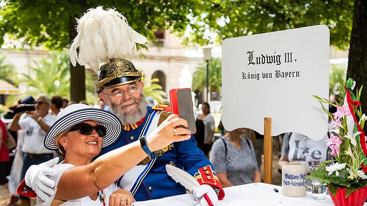 Gelegenheiten für ein Erinnerungsfoto mit den historischen Persönlichkeiten gibt es an Rakoczy viele. Wer wissen will wann und wo, erfährt das  im Rakoczy -ABC unter V wie Vorstellung der Historischen.