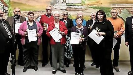Vereinsehrung (von links): Wolfgang Sittler, Sängerkreisvorsitzender, und Elmar Brehm, 2. Sängergruppenvorsitzender (rechts), ehrten Franz Zitter (50 Jahre Mitglied), Barbara Schultze (10 Jahre), Josef Schmitt (50 Jahre), Elisabeth Hein (40 Jahre)...