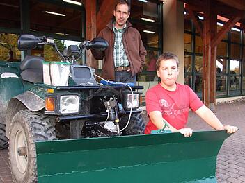 David Lanz aus Detter fertigte gemeinsam mit seinem Vater Matthias Lanz ein Schneeschild für ein Quad an. Foto: Marion Eckert
