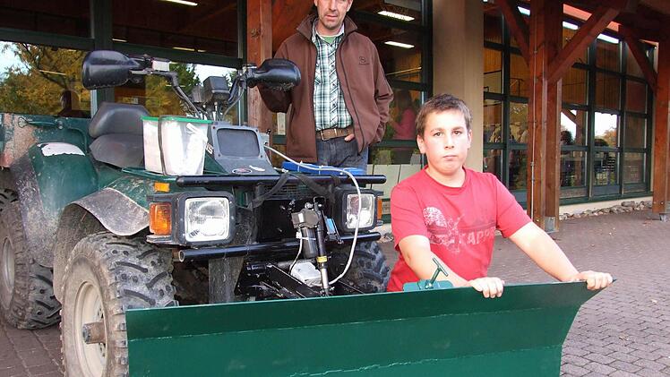 David Lanz aus Detter fertigte gemeinsam mit seinem Vater Matthias Lanz ein Schneeschild für ein Quad an. Foto: Marion Eckert