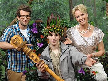 Die Moderatoren Daniel Hartwich (links) und Sonja Zietlow posieren mit Joey Heindle, dem Sieger der siebten Staffel der RTL-Show 'Ich bin ein Star - Holt mich hier raus!'. Angeblich ist der ehemalige DSDS-Teilnehmer Joey pleite. Foto: dpa