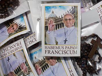 Der neue Papst Franziskus ist kaum gewählt, da werden am Vatikan schon Rosenkränze und Bildchen mit seinem Konterfei verkauft. Den Papst erwartet in den ersten Tagen seiner Amtszeit ein straffes Programm in der Papststadt Rom .  Foto: Michael Kappeler/dpa