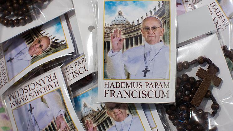 Der neue Papst Franziskus ist kaum gewählt, da werden am Vatikan schon Rosenkränze und Bildchen mit seinem Konterfei verkauft. Den Papst erwartet in den ersten Tagen seiner Amtszeit ein straffes Programm in der Papststadt Rom .  Foto: Michael Kappeler/dpa