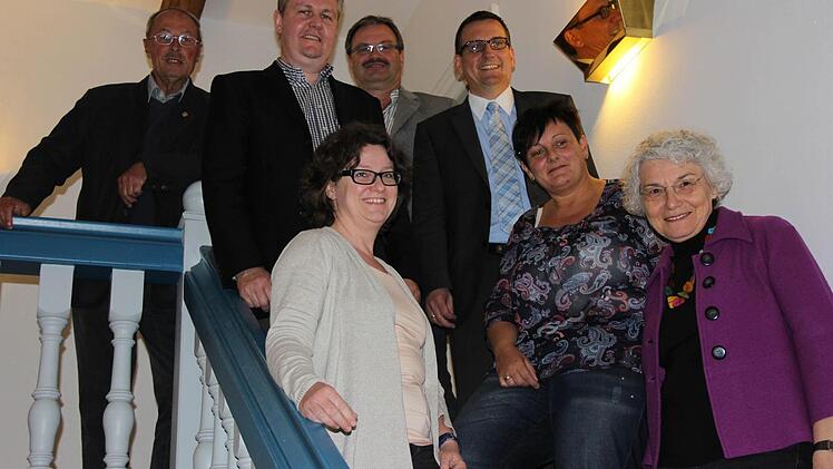 Adolf Häußinger, Stefan Wunderlich, Fred Unger, Dietmar Hofmann sowie (vorne, von links) Bärbel Schaller-Böhm, Anja Aichberger und Gisela Sesselmann sind aus dem Amt als Gemeinderäte beziehungsweise als Bürgermeister ausgeschieden.