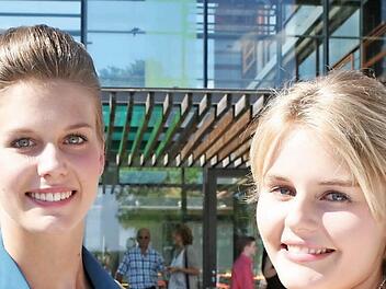Die beiden besten Absolventinnen der Realschule mit der Traumnote 1,0 sind Susanna Seeberger aus Uehlfeld (links) und Selina Preis aus Vestenbergsgreuth. Foto: Evi Seeger