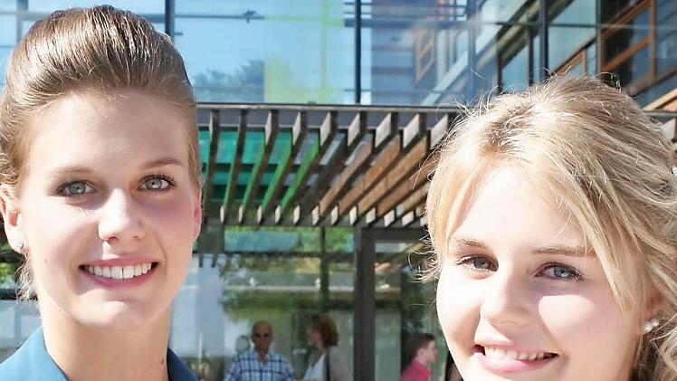 Die beiden besten Absolventinnen der Realschule mit der Traumnote 1,0 sind Susanna Seeberger aus Uehlfeld (links) und Selina Preis aus Vestenbergsgreuth. Foto: Evi Seeger