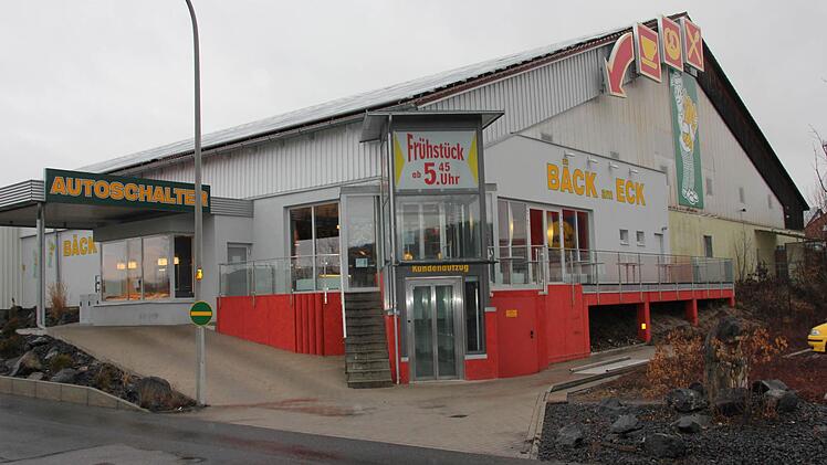 2012 gingen die Lichter aus im "Bäck-am-Eck" in Ebern-Sandhof. Die zweite Bäck-Drive-Filiale der Eberner Traditionsbäckerei hatte nur knapp drei Jahre lang bestanden. Foto: Archiv/Kestel