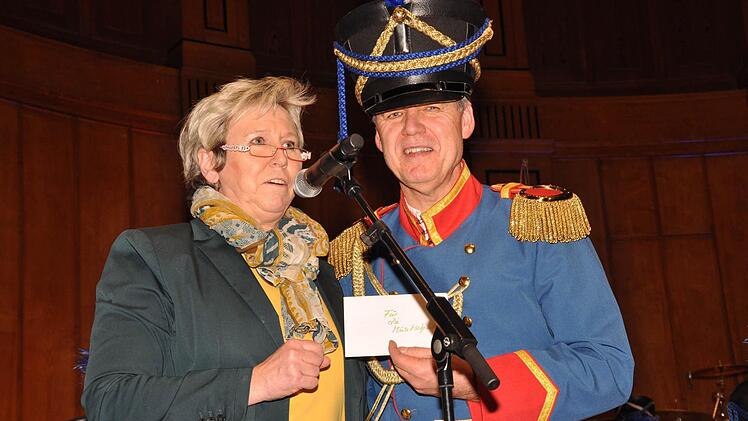 Einen Scheck über 2.000 Euro konnte die Vorsitzende des Fördervereins des JMK"s Birgit Eber an Stadtmusikdirektor Bernd Hammer überreichen.