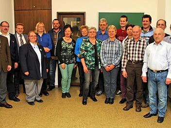 Für 50- bis 150-maliges Blutspenden wurden im Münnerstädter Rotkreuzhaus 26 Frauen und Männer mit Urkunden und Ehrennadeln geehrt. Rekordhalter ist Manfred Otto Kühn (vorne, zweiter von rechts). Links der BRK-Kreisvorsitzende Dr. Alexander Siebel. Dritter von links der Maßbacher Bürgermeister Matthias Klement, rechts neben ihm Bereitschaftsleiterin Manuela Kühn.  Foto: Dieter Britz