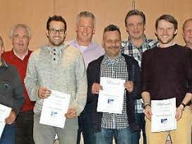 Zusammen mit ihren Vize Hendrik Stichler (links) ehrte Angelika Haßfurter (rechts) Siegfried Hartmann, Arnold Schmitt, René Hartmann, Siegbert Goll, Lothar Hartmann, Dieter Schmitt, Dominik Kröckel, Günter Metz und Michael Metz (von links) für langjährige Treue. Foto: Wimmel