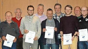 Zusammen mit ihren Vize Hendrik Stichler (links) ehrte Angelika Haßfurter (rechts) Siegfried Hartmann, Arnold Schmitt, René Hartmann, Siegbert Goll, Lothar Hartmann, Dieter Schmitt, Dominik Kröckel, Günter Metz und Michael Metz (von links) für langjährige Treue. Foto: Wimmel