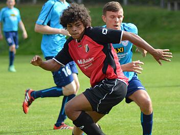 16 Tore hat Nico Hahner vom FC Baiersdorf (rot) bereits erzielt. Ob er gegen den FC Altenkunstadt/Woffendorf auch so leicht zum Zug kommt, darf bezweifelt werden. Foto: Gunther Czepera
