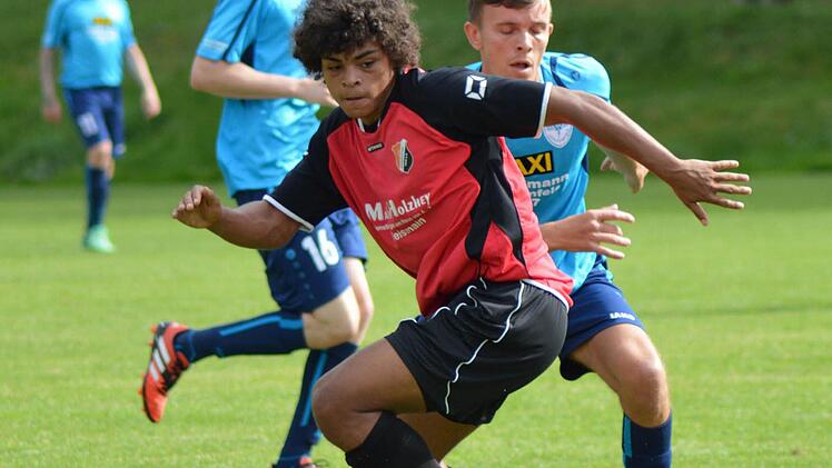 16 Tore hat Nico Hahner vom FC Baiersdorf (rot) bereits erzielt. Ob er gegen den FC Altenkunstadt/Woffendorf auch so leicht zum Zug kommt, darf bezweifelt werden. Foto: Gunther Czepera