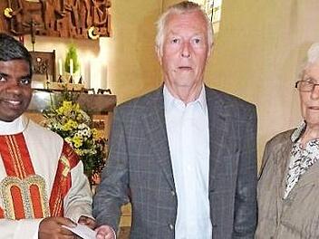 Ehrenfried und Erna Balzar bei der Übergabe der Spende an Pater Thomas. Foto: Werner Reißaus
