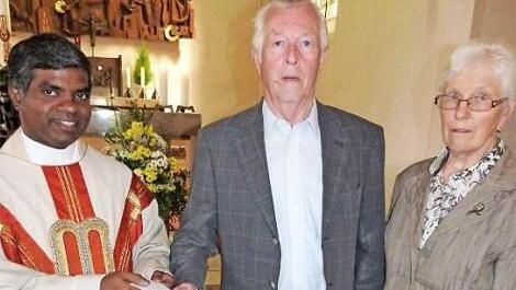 Ehrenfried und Erna Balzar bei der Übergabe der Spende an Pater Thomas. Foto: Werner Reißaus