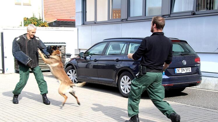 Die Hundeführer demonstrierten das Können ihrer Hunde. Foto: Richard Sänger