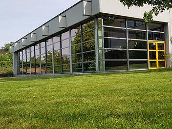 Das Zeiler Hallenbad verfügt über eine schöne Sommer-Freifläche.Brigitte Krause