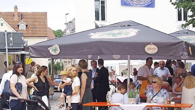 In den vergangenen Jahren fand der Jazz-Fr&uuml;hschoppen beim Steinm&uuml;hlen-Anwesen auf der Europabr&uuml;cke statt. Heuer nun wird er erstmals auf dem Marienplatz abgehalten.  Foto: Heike Sch&uuml;lein/Archiv