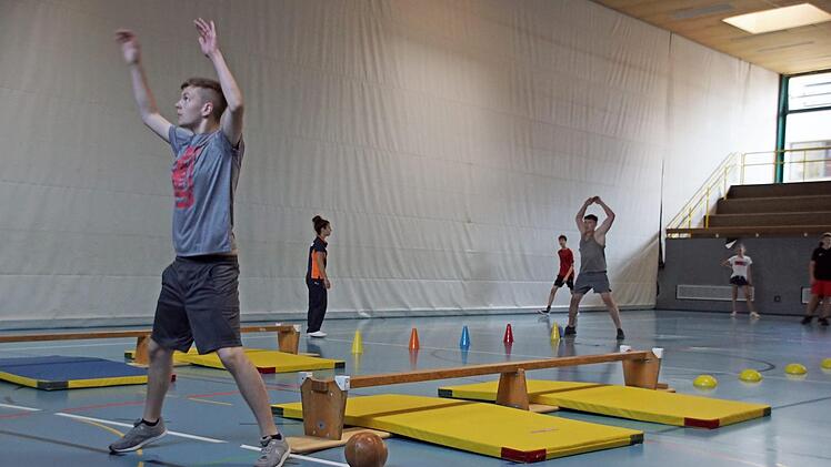 Alle Haßfurter Realschüler waren am Dienstag in Bewegung. Hier in der Schulturnhalle war ein Parcous aufgebaut.