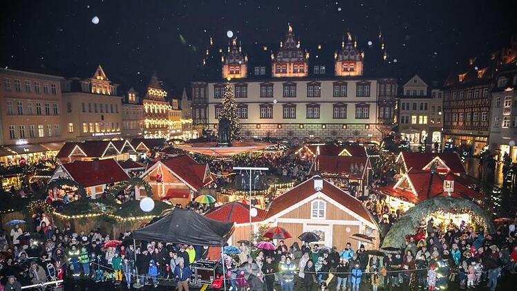 Das nasskalte Wetter hielt die Besucher nicht vom Marktplatz fern. Foto: Barbara Herbst