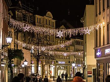 neuer Glanz Adventsbelcutung in der Coburger SpitalgasseFoto: Jochen Berger