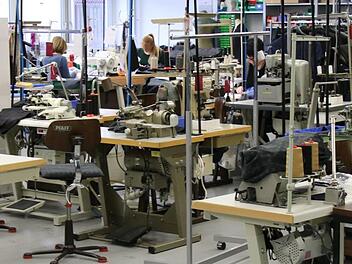 In der Näherei der Firma Greiff in Bamberg werden die Prototypen angefertigt, die später im Ausland in die Massenproduktion gehen.  Foto: Sebastian Schanz