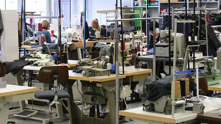 In der Näherei der Firma Greiff in Bamberg werden die Prototypen angefertigt, die später im Ausland in die Massenproduktion gehen.  Foto: Sebastian Schanz