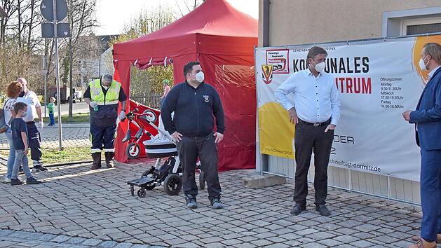 Bürgermeister Holger Bezold, Landrat Herrmann Ulm und Christian Kawala von den First Respondern (v r.) eröffnen das kommunale Testzentrum in Dormitz.