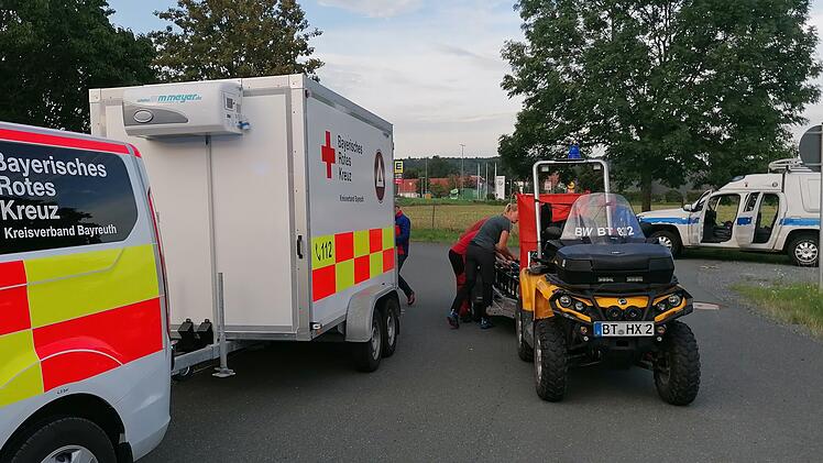 Bei einem Unfall auf der A9 sollten Fahrzeuginsassen, die seit Stunden im Stau standen, mit Getr&auml;nken versorgt werden. Hierf&uuml;r wurde ein Quad samt Anh&auml;nger genutzt.