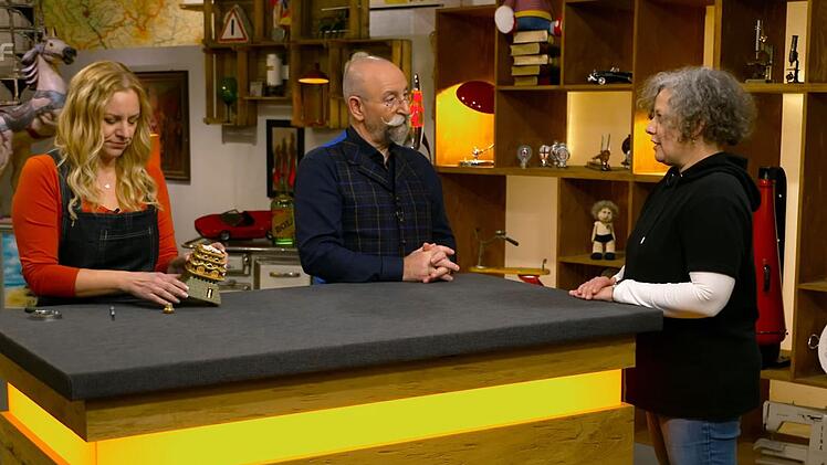 In diesen elektrisch betriebenen Rauchverzehrer hat man früher eine Flüssigkeit mit Aroma gegeben, die durch eine Rotlichtbirne erhitzt wurde, wodurch sich der Duft dann im Raum verteilte.