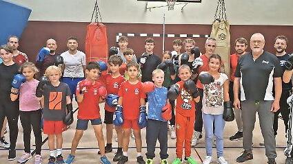 Unser Foto zeigt Edgar Feuchter, vorne die teilnehmenden Kinder und hinten die aktiven Boxer.