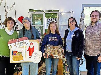 Bei der &Uuml;bergabe der Spenden.