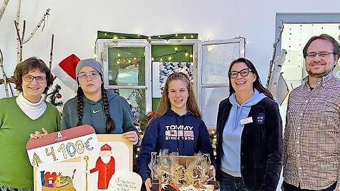 Bei der &Uuml;bergabe der Spenden.