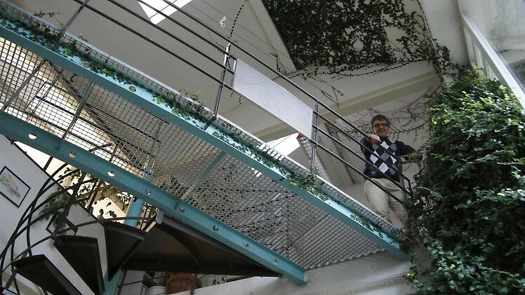 Jürgen Bornkessel auf der Verbindungsbrücke zwischen den beiden Gebäudeteilen. Foto: Arkadius Guzy
