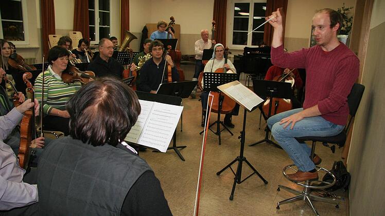 Dirigent Johannes Endres versucht derzeit noch, das Symphonieorchester zu höchster Präzision zu führen und gibt dem Karneval der Tiere den letzten Schliff. Seit November probt das Orchester.