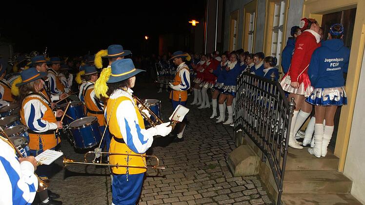Die Garde klopft an die Ebenhäuser Rathaustüre. Foto: Stefan Geiger