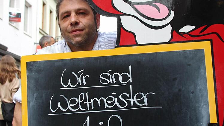 Metzger Oliver Brunner feiert den Sieg auch im Geschäft. Foto: benedikt Borst