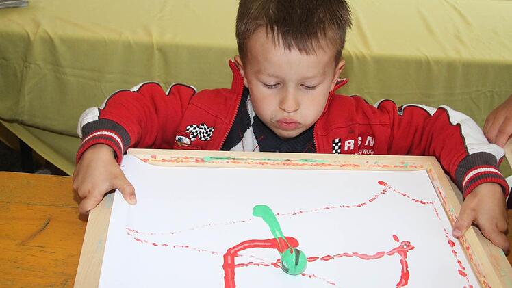 Oliver Günschel (5) wird am Stand der Freien Walddorfschule zum Kugelkünstler Foto: Sonja Adam