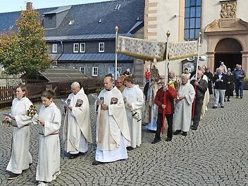 Zum Hochfest des heiligen Franziskus, des Ordensgründers der Franziskaner, fand am Kreuzberg eine eucharistische Prozession um die Klosteranlage statt. Fotos: Marion Eckert
