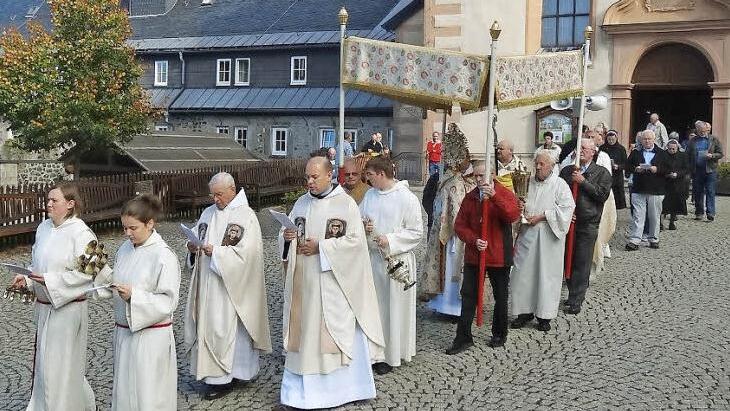 Zum Hochfest des heiligen Franziskus, des Ordensgründers der Franziskaner, fand am Kreuzberg eine eucharistische Prozession um die Klosteranlage statt. Fotos: Marion Eckert