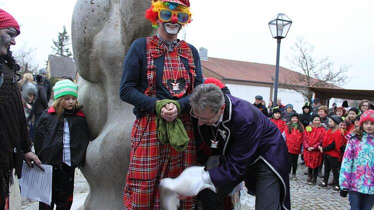 Gekonnt ist gekonnt: Robert Beetz vom KCV hilft routiniert beim Windeln anlegen.