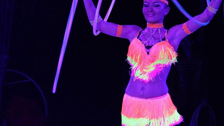 Hula Hoop mit Schwarzlichteffekt: Ein schönes Spektakel